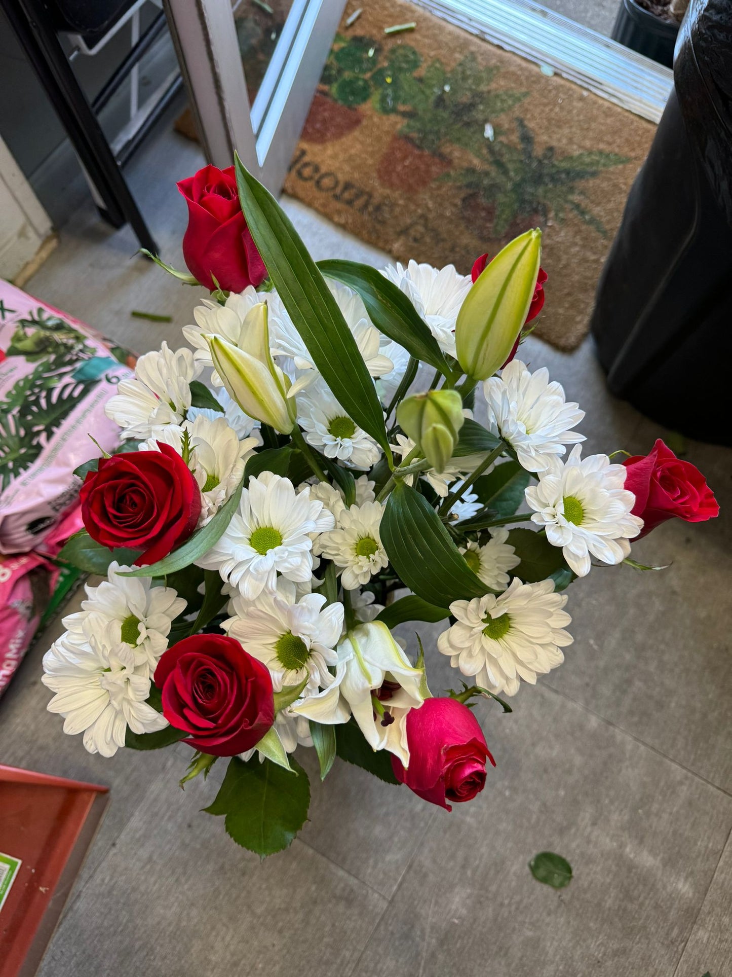 Bouquet of red roses, white daisy