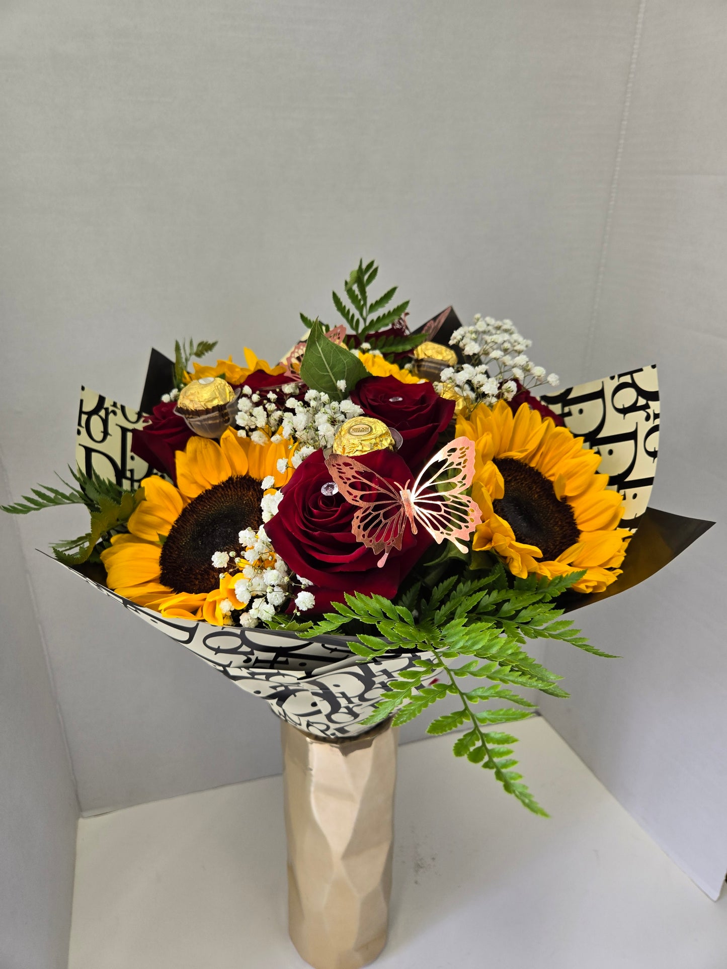 Sweet Fresh Sunflowers Bouquet With Roses