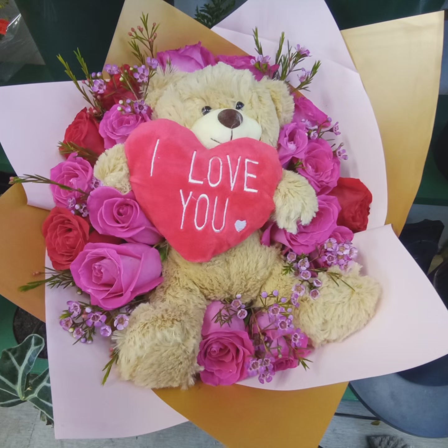 Bouquet of 12 roses and teddy bear