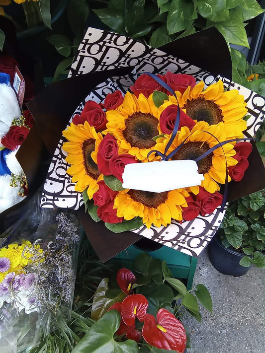 Elegant Fresh Sunflowers Bouquet With Roses